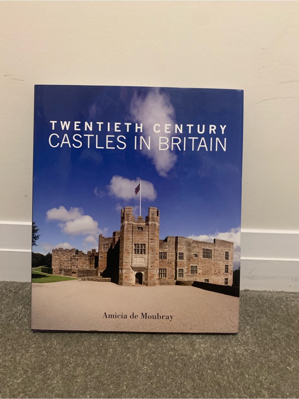 Twentieth Century Castles in Britain - Hardcover Book by Amicia de Moubray